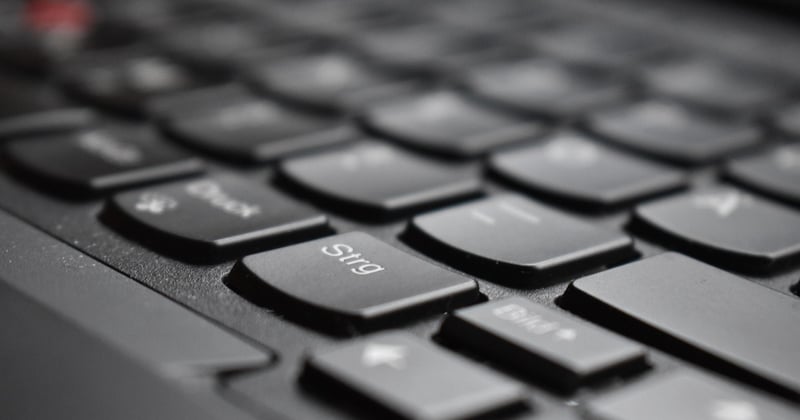 Geschweifte Klammer auf der Tastatur: So tippst du { und } richtig