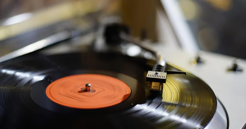 Klick-Vinyl an der Wand kleben – eine ganz andere Geschichte